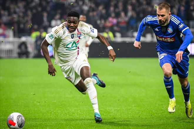 里昂队在法国足球比赛中实现反超,成功领先 里昂队在法国足球比赛中实现反超,成功领先