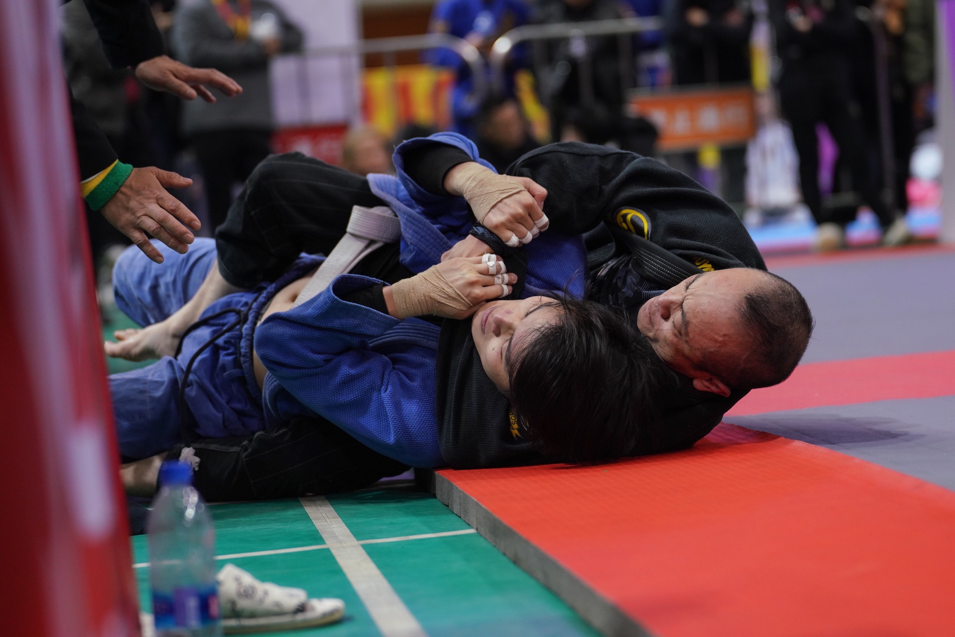 比赛中精准发挥，轻松击溃对手的防线